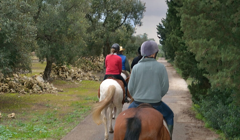 a cavallo sotto la pioggia